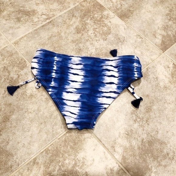 🆕 tie dye side tie blue & white bikini bot… - Picture 6 of 13